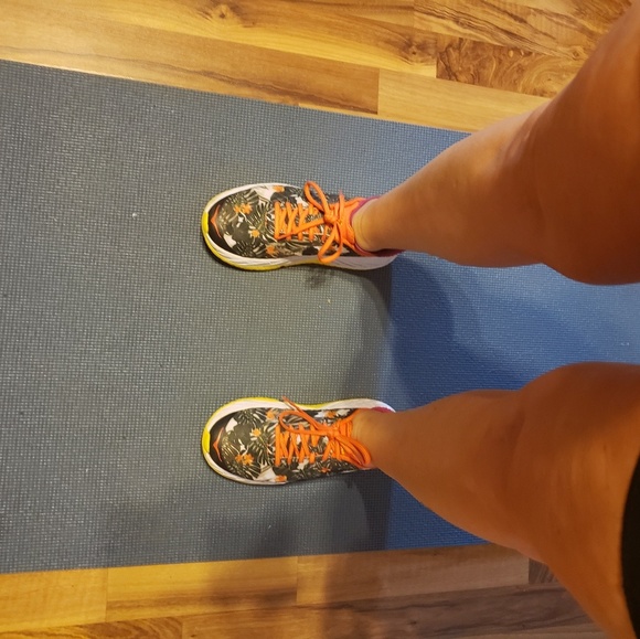 Meet your Poshers, Jennifer and Erin! - Picture 2 of 3